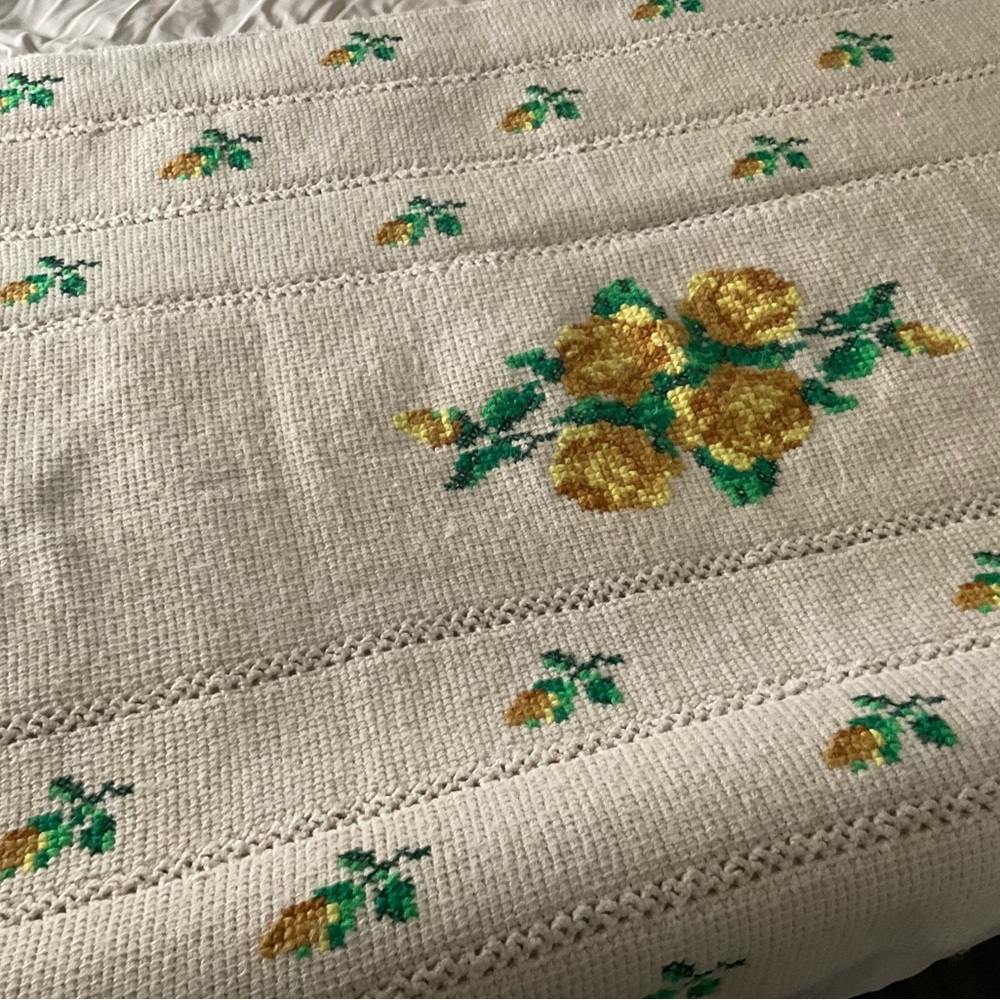 VTG handmade blanket with embroidered yellow roses, fringe, like new